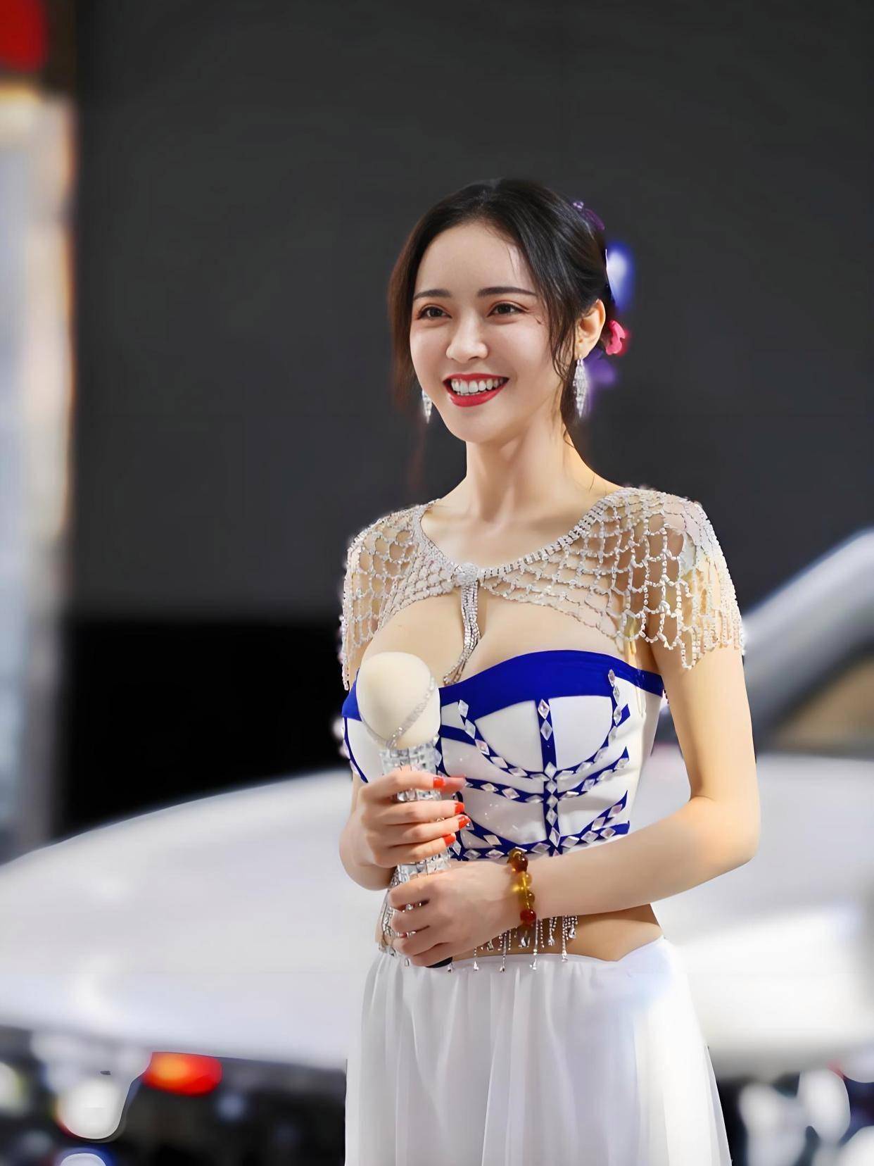 的3部电影这魔鬼身材不愧是模特出身！j9九游会(中国)网站潘春春最惊艳(图1)